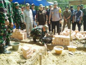 Pelatakan Batu Pertama Bedah Rumah Oleh Bupati, Buruh Karet Ini Ucapkan Rasa Syukur