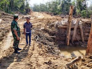 Danramil Rilman Cek Lokasi Pembangunan Jembatan