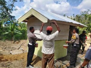 Anggota TNI, Polri dan Warga Bergotong Royong Bangun Rumah Pak Kunsen di Desa Ladang Peris