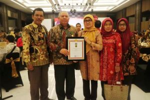Bupati Tanjabbar Raih Penghargaan Tanda Jasa Bakti Koperasi dan UKM