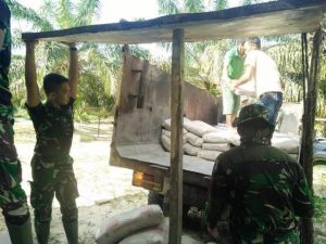 Satgas Bersama Warga Turunkan Material untuk Rehab Musollah Baitul Mukmin