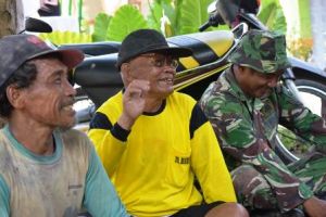 Bersenda Gurau Dengan Warga Bisa Hilangkan Rasa Capek