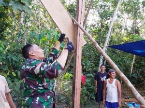 Kompaknya Warga dan Satgas di Bedah Rumah Bukti Kemanunggalan TNI dan Rakyat