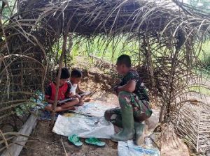 Satgas TMMD Ade Irwansyah Ajari Dua Anak di Gubuk Pelepah Sawit