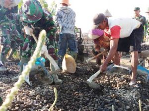 Tinggalkan Pekerjaan Sawah, Rela Kerja Bhakti di Lokasi TMMD