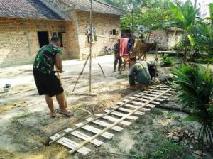 Di Sela Istirahat, Satgas TMMD ini Bantu Orang Tua Asuh Buat Pagar Rumah   