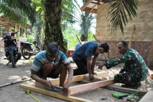 Satgas TMMD dan Warga Bekerjasama Buat Kunsen Untuk Rumah Triyono