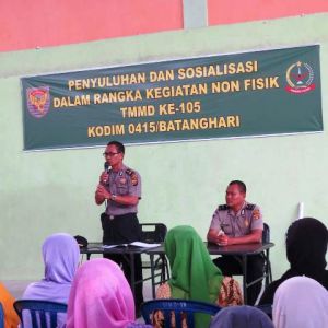 Program Non Fisik TMMD, Warga Ladang Peris Dapat Penyuluhan Hukum dari Polres Batanghari
