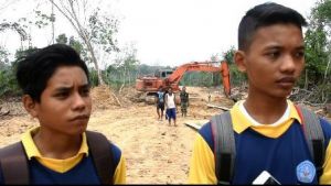 Pergi ke Sekolah, Dua Siswa Ini Pilih Lewat Jalan Baru yang Dibangun TMMD Karena Lebih Dekat