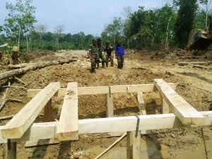 Dua Titik Jembatan Dibangun di Jalan Baru TMMD Desa Ladang Peris