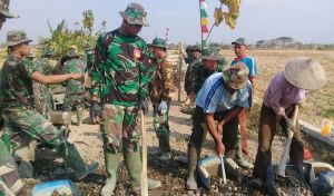 Tentara dan Warga terus Pacu Semangat Bangun Jalan