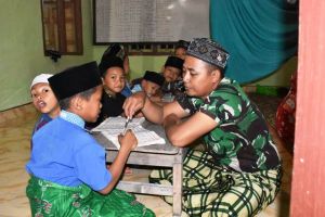 Tanamkan Nilai-Nilai Agama, Anggota Satgas TMMD Ladang Peris Ajari Anak-Anak Mengaji