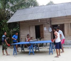 Jalin Keakraban, Satgas TMMD Ajak Warga Bermain Tenis Meja