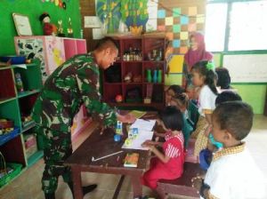 Kepala PAUD Karya Mandiri Bangga Anggota TNI Mengajar Siswanya