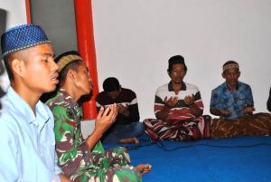 Satgas Bergilir Ikuti Yasinan di Rumah Warga