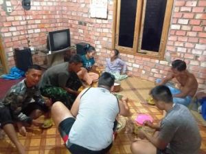 Keakraban Satgas TMMD saat Makan Siang Bersama, Danru Yogi: Kami Sudah Dianggap Anak Sendiri