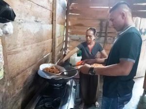 Sebelum ke Lokasi TMMD, Prada Hasibuan Bantu Orang Tua Asuh Siapkan Sarapan Pagi