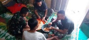 Sambil Mengupas Ubi, Satgas TMMD dengan Curhatan Orang Tua Asuh