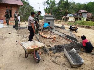Bripka Ades Ferdinan Ikut Membantu Pembangunan Tugu TMMD
