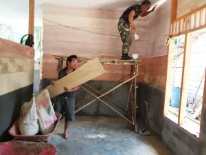 Rumah Sugiyanto Sudah 40 Persen, Sertu Ridhuan Pasang Dinding dan Lakukan Pengecatan