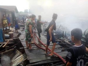 TNI dan Warga Berjibaku Padamkan Kebakaran Pemukiman di Kecamatan Nipah Panjang