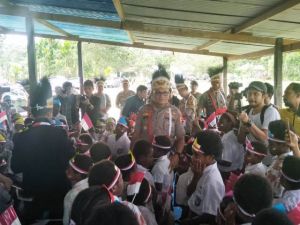 Asops Kapolri Ikuti Giat Binmas Noken Polisi Pi ajar di Kwamki Narama