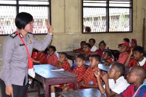 Binmas Noken Polri Pi Ajar Hadirkan Keceriaan Bagi Siswa di SD Negeri Inpres Karang Mulia