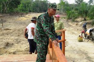 Jembatan Kayu di Jalan TMMD Berdiri Kokoh, Kapten Rilman: Warga Makin Dekat ke Kebun dan Sekolah