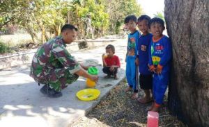 Satgas TMMD Ini Sempatkan Gelar Kuis Berhadiah Minum