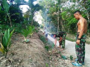 Satgas TMMD Bantu Karno Buat Pagar Rumah