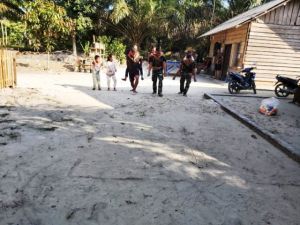 Begini Cara Satgas TMMD Hibur Anak di Desa Ladang Peris
