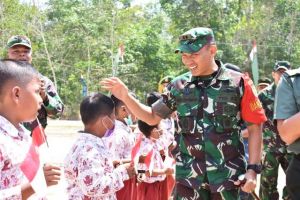 Selalu Sempatkan Sapa Anak-Anak, Dandim Widi Jadi Idola
