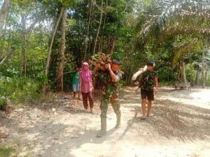 Tempuh Jarak 2 KM, Prada Haris Bantu Orang Tua Asuh Cari Kayu bakar