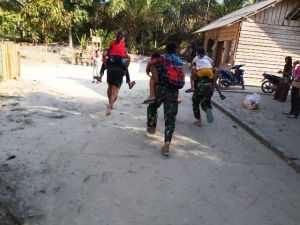 Keakraban Satgas TMMD Bersama Anak-Anak Desa Ladang Peris