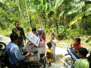 Prada Yoman Traktir Anak Es Krim, Anak-Anakpun Senang