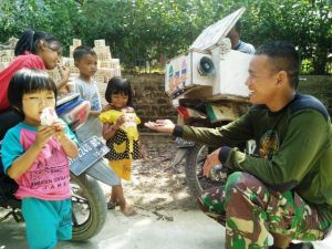 Keramahan Satgas TMMD juga Dirasakan Anak-anak Desa Ladang Peris