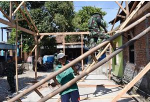 TNI Pilihkan Kayu Berkualitas Untuk Rehab Rumah Mbah Kholil