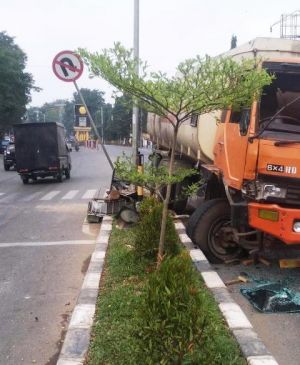 Mobil Tangki Bermuatan CPO Tabrak Lampu Merah Tengah Kota