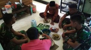 Guyub Rukun TNI Dan Warga Saat Menikmati Makanan Khas Ndeso