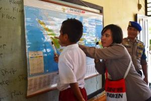 Polisi Pi Ajar Sapa Murid SD YPK Johanes Calvin  Nabire, Kepsek: Kami Senang dan Bangga