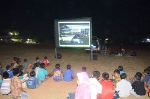 Ciptakan Kebersamaan, Anggota Satgas TMMD dan Warga Nonton Bareng
