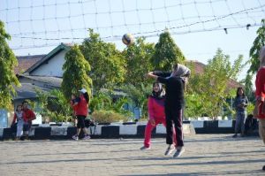 Tak Mau Kalah, Persit Pun Tantang Ibu-ibu Main Voli