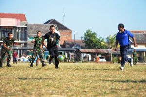 Jalin Keakraban, Satgas TMMD 105 Gelar Sepakbola Bersama Warga