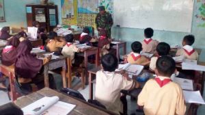 Satgas TMMD Yang Piawai Mengajar Anak-Anak SD