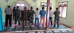 Usai Tinjau Bedah Rumah dan Musollah, Dansatgas Shalat Zuhur Bersana Warga