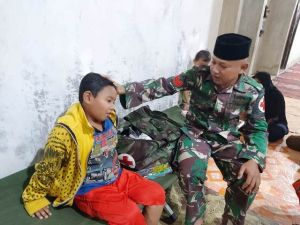 Tengah Malam, Tim Kesehatan Satgas TMMD Tetap Turun Obati Warga yang Sakit