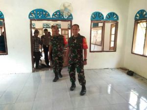 Setelah Cek Bedah Rumah, Dansatgas Widi juga Tinjau Pemasangan Keramik Musholla