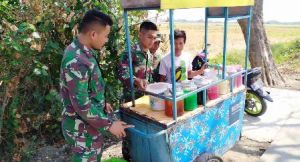 Penjual Es Yang Berharap TMMD Tidak Segera Berakhir
