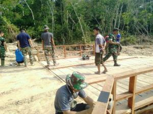Setelah Dapat Arahan, Satgas TMMD  yang Dipimpin Danru Serda Yogi Langsung Bekerja