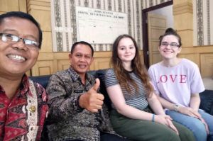 SMP 4 Kota Jambi Kerjasama dengan Leeds University, Dua Mahasiswa Asing Mengajar Di Sekolah